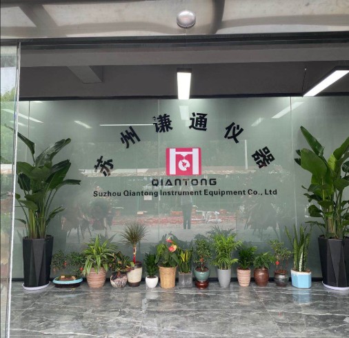 Fachada y sala de exposición de Suzhou Qiantong Instrument Equipment Co., Ltd.